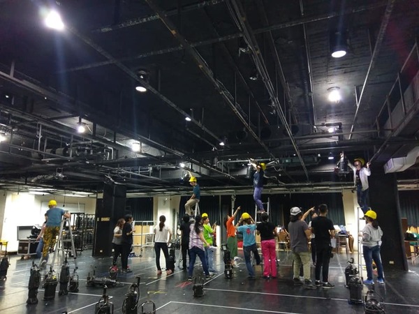 Credit course in performing arts for junior high school teachers: lighting design.Image