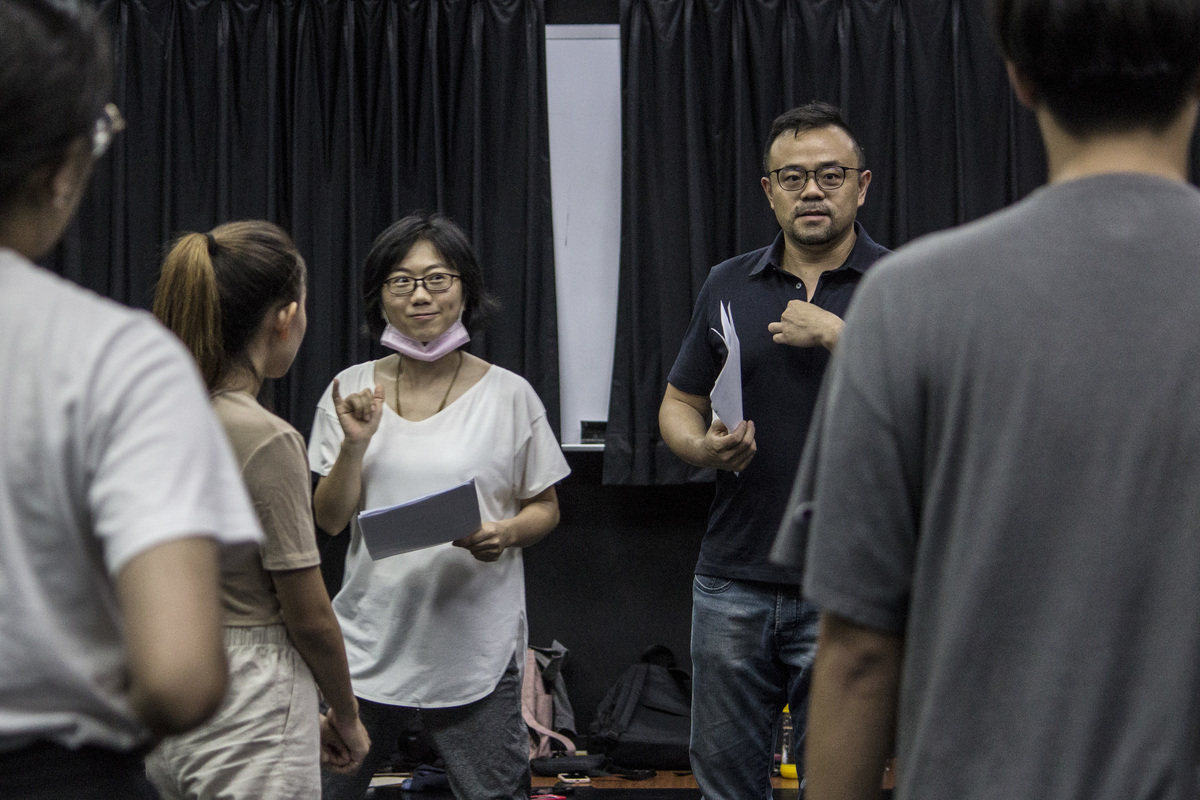 Play director Assistant Professor I-Lien Ho (on the left) and screenwrighter Associate Professor Walter Hsu (on the right) conducted workshops with student. (NSYSU image)