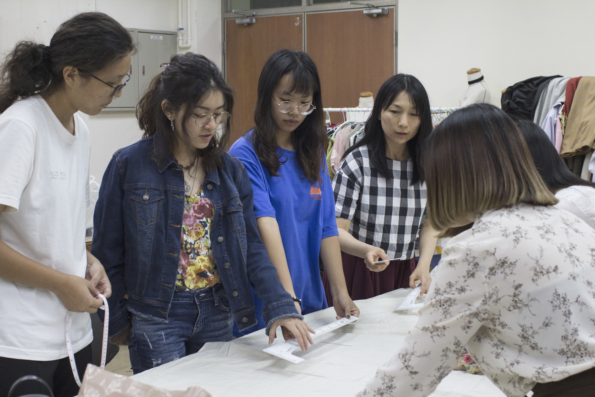 Costume design by Assistant Professor Yi-Chen Wu teaches a course in costume design. (NSYSU image)