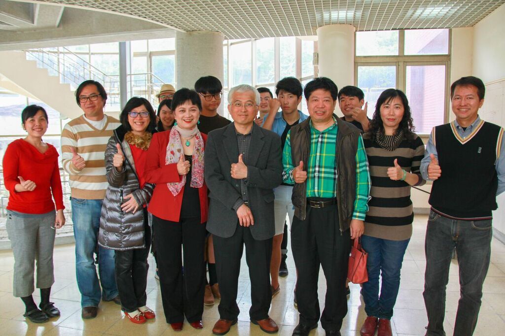 長官與學生開心合影圖片