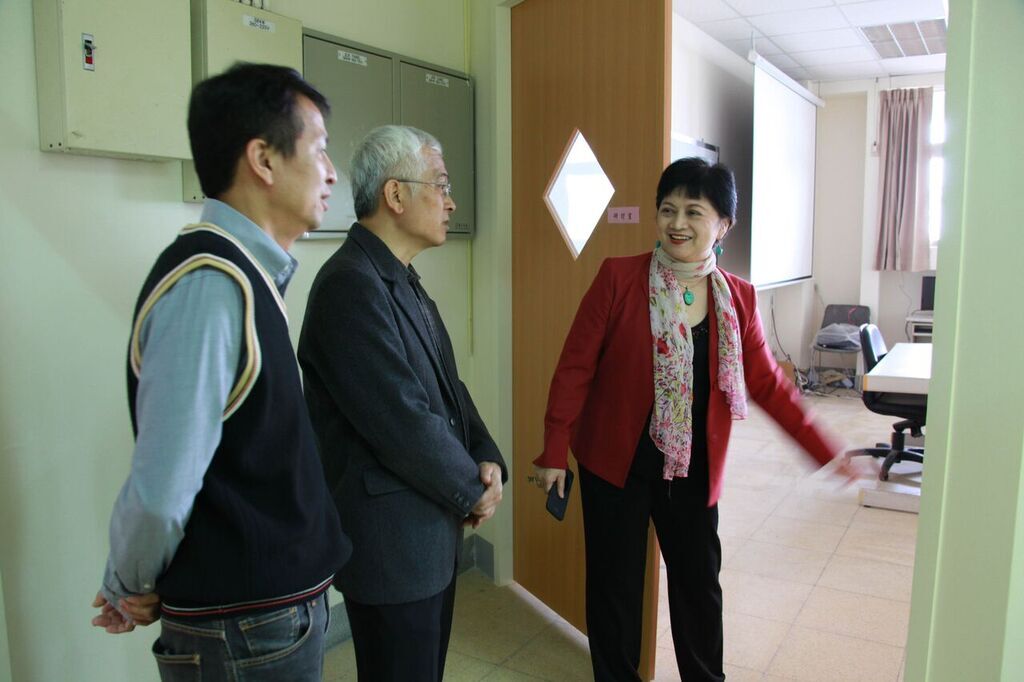 主任向院長解說圖片
