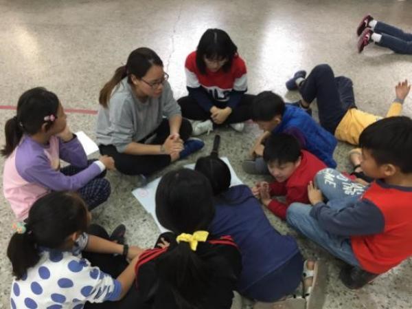 鹽埕國小分組引導與發展故事圖片