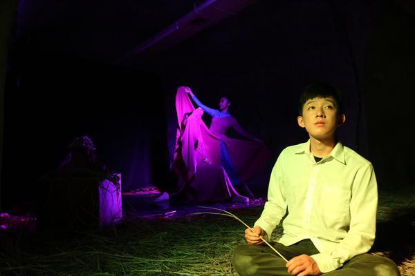 中山藝術管理碩士班師生與HPS舞蹈劇場攜手合作，在西子灣的秘境防空洞內，聯手打造沉浸式劇場《遊》，邀民眾感受不同於傳統劇場的氛圍。中山師生在隧道內鋪滿稻草，象徵金色麥田。圖片