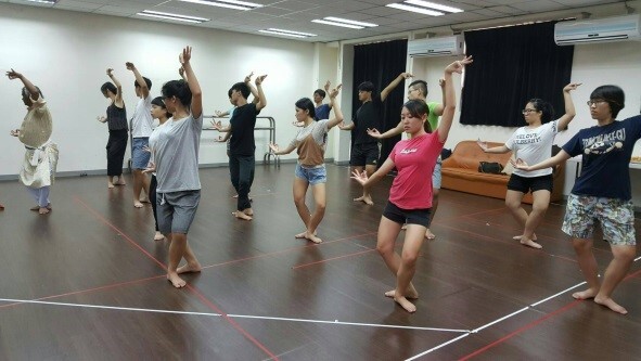 表現女性柔美S型曲線的 ”Tribhangi” 「三道彎」圖片