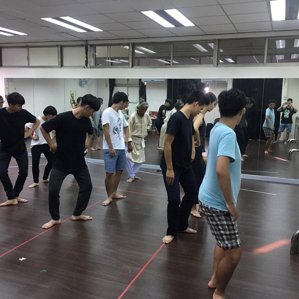 表現男性陽剛的ㄇ字型站姿 ”Chouka”圖片
