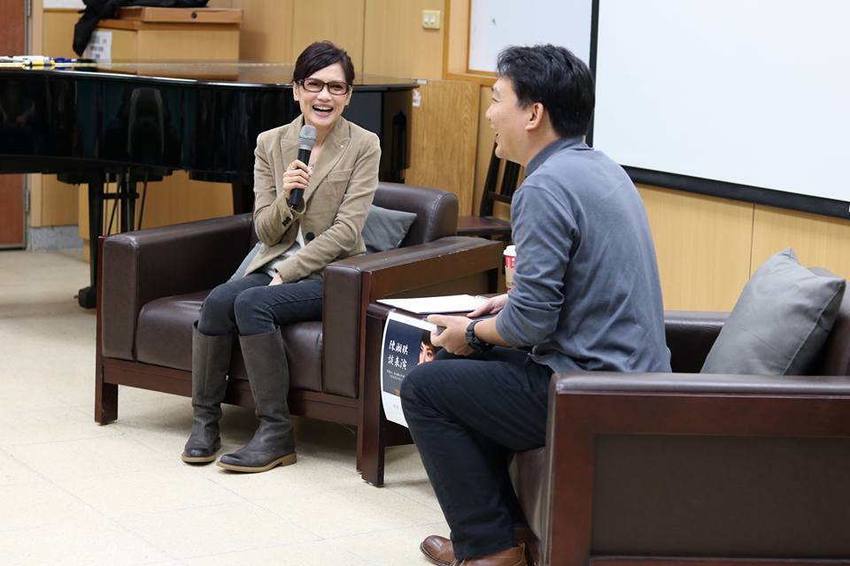 陳湘琪老師開心與本系楊士平老師及學生座談圖片