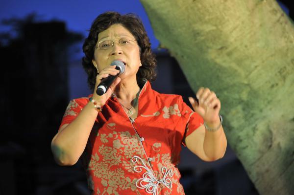 居民開心唱歌圖片