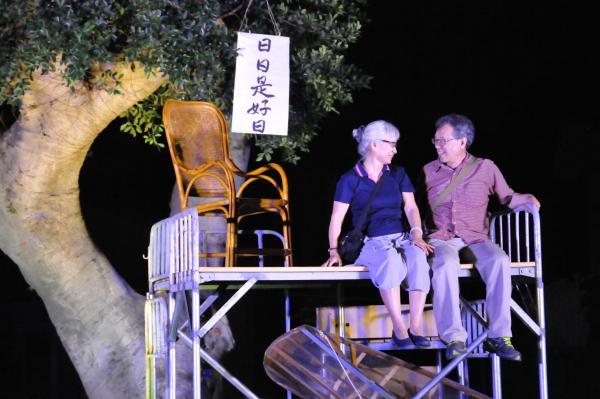 戲劇落幕後，居民於舞台合影圖片
